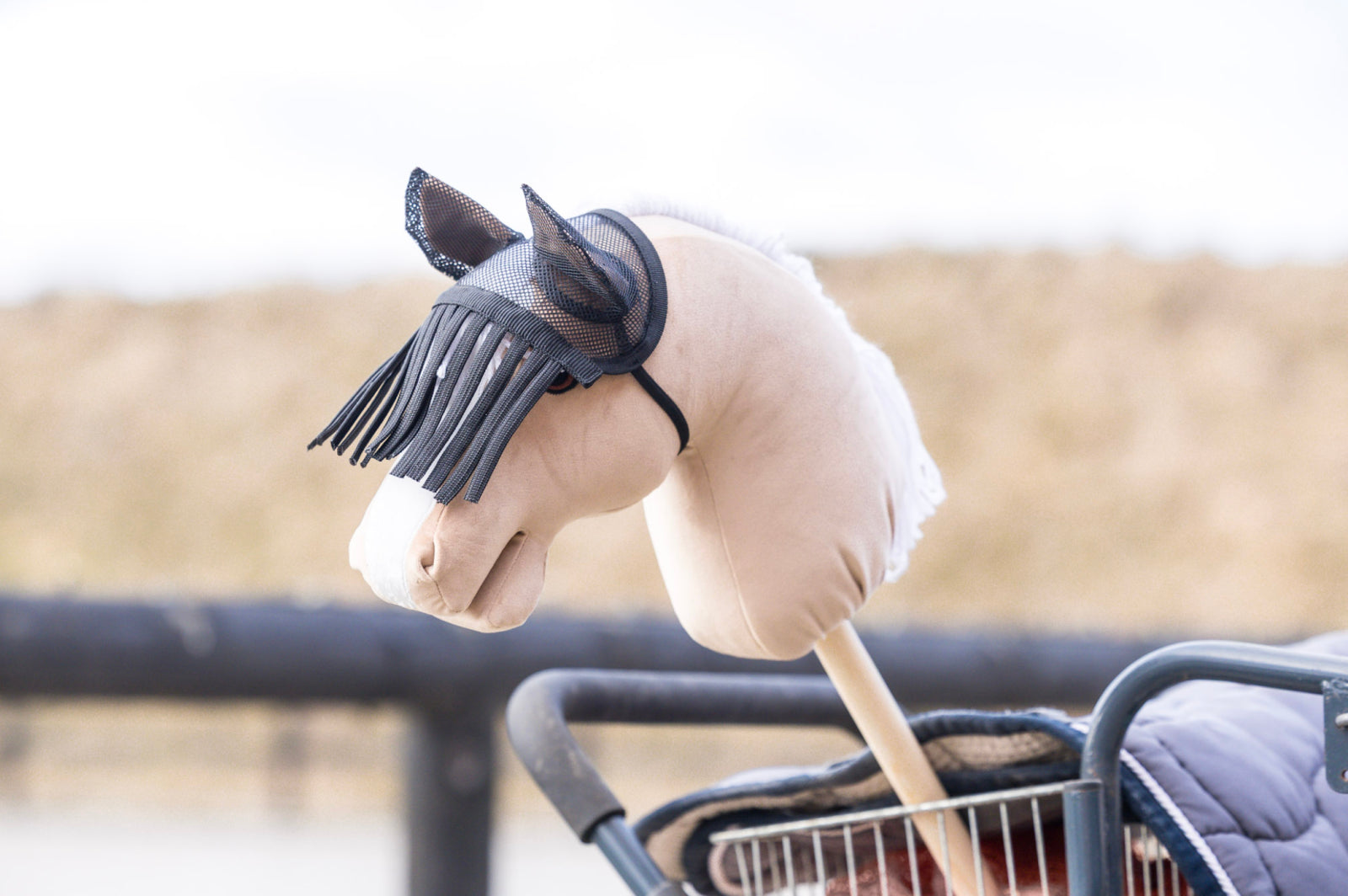 Fliegenhaube mit Fransen für dein Steckenpferd